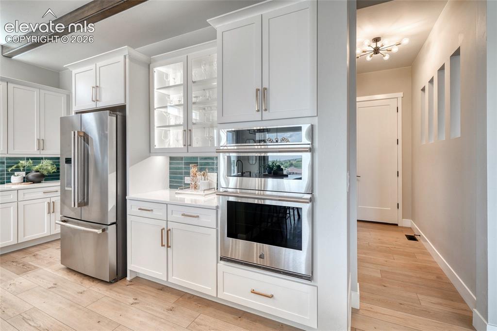 Image 18 of 50: Kitchen