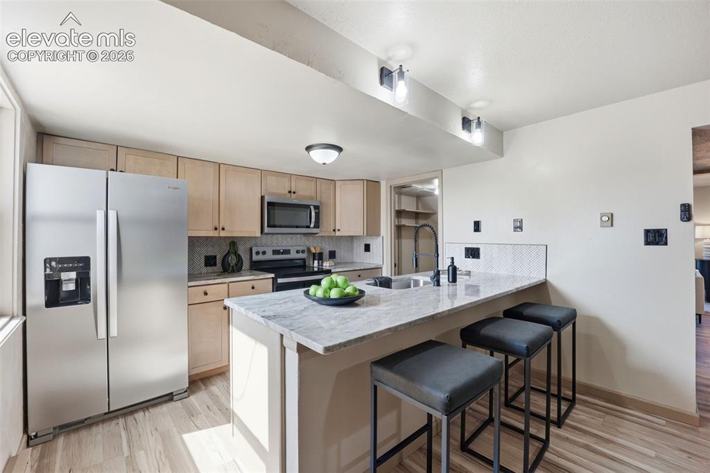 Image 15 of 42: Kitchen