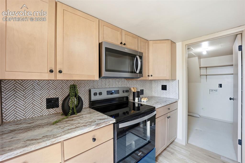 Image 17 of 42: Kitchen