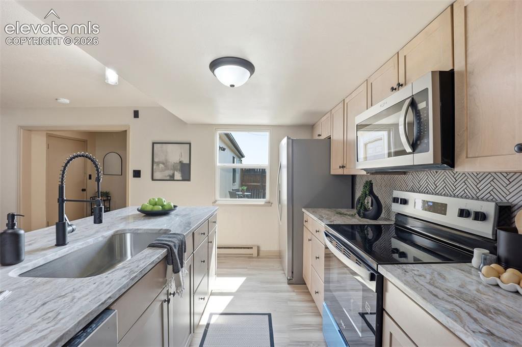 Image 19 of 42: Kitchen