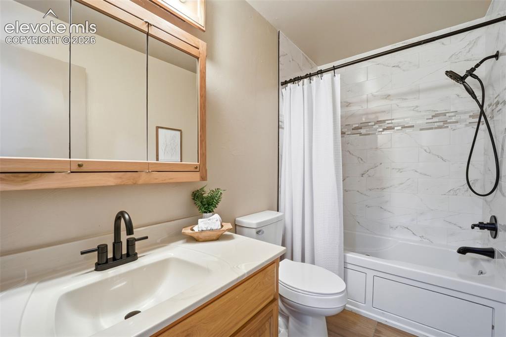 Image 35 of 42: Bathroom