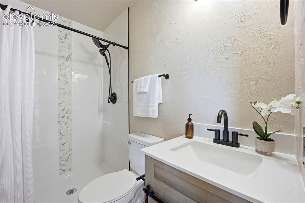 Image 41 of 42: Bathroom