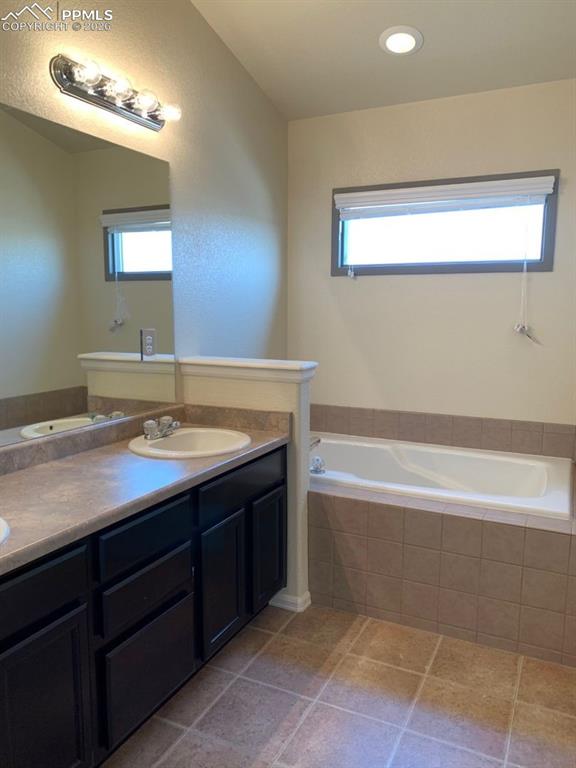 Image 16 of 23: Bathroom