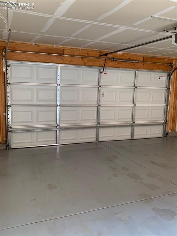 Image 23 of 23: Garage