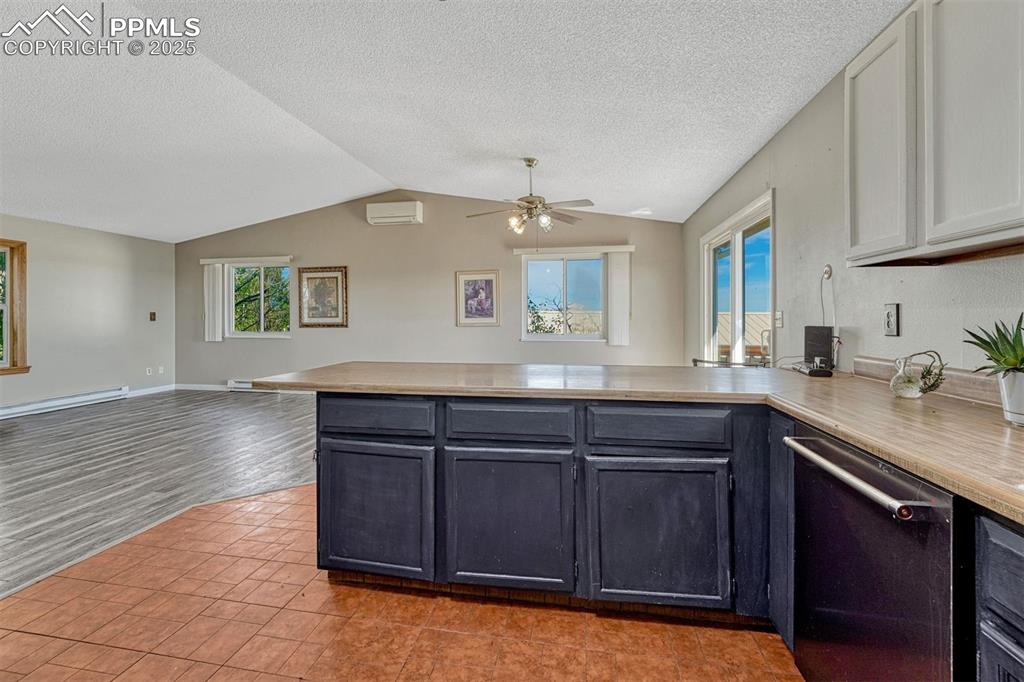 Image 17 of 49: Kitchen