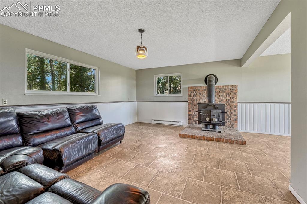 Image 18 of 49: Living Room