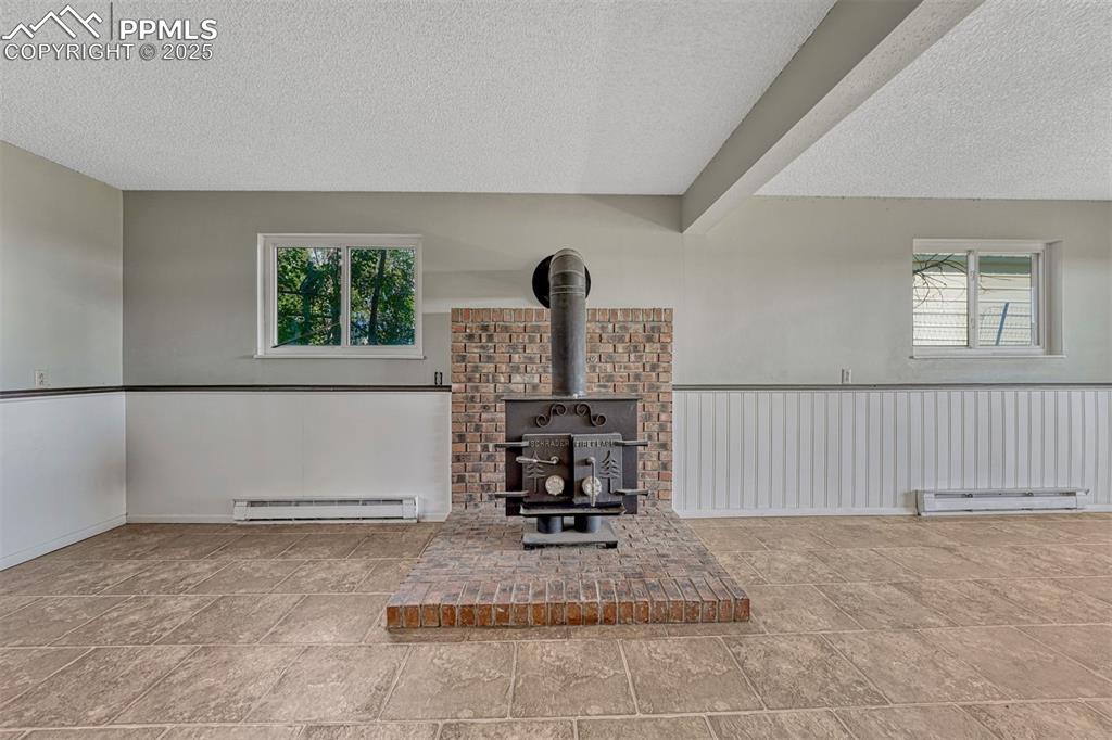 Image 21 of 49: Living Room