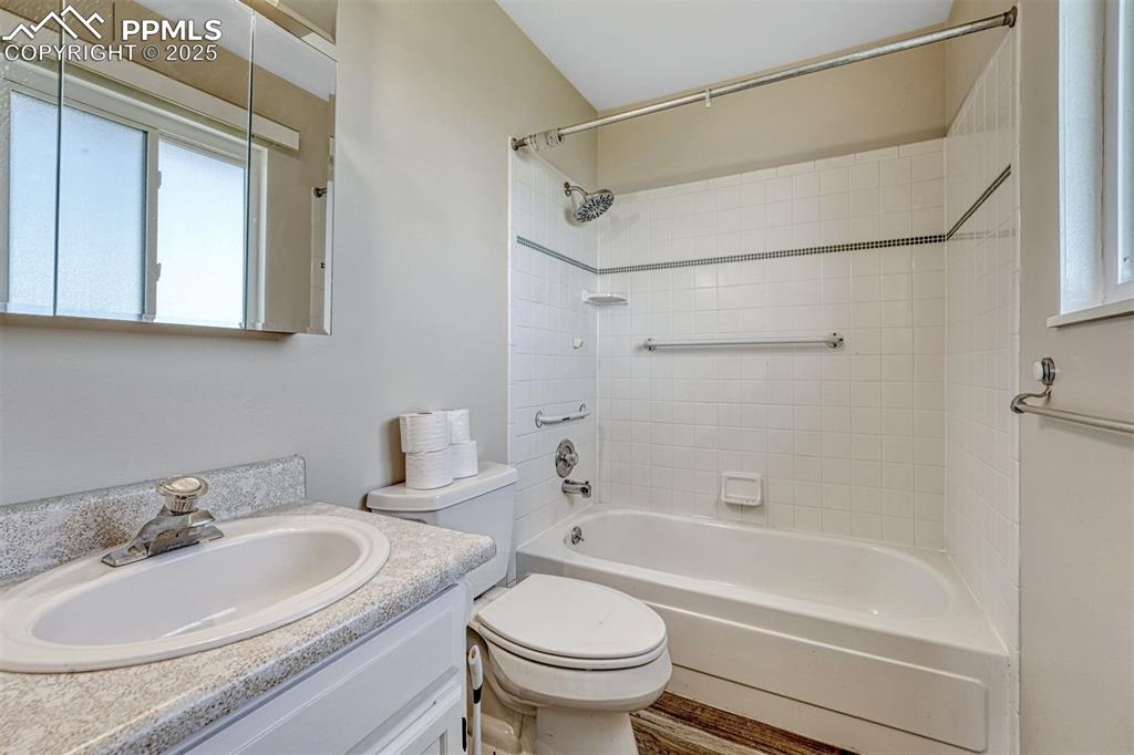 Image 28 of 49: Bathroom