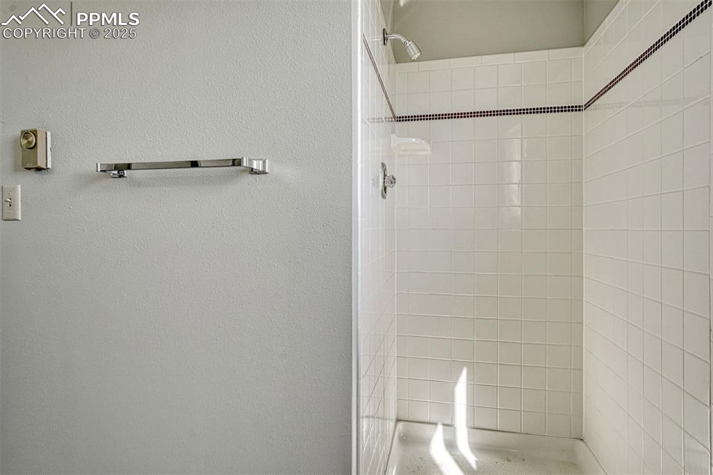 Image 34 of 49: Bathroom