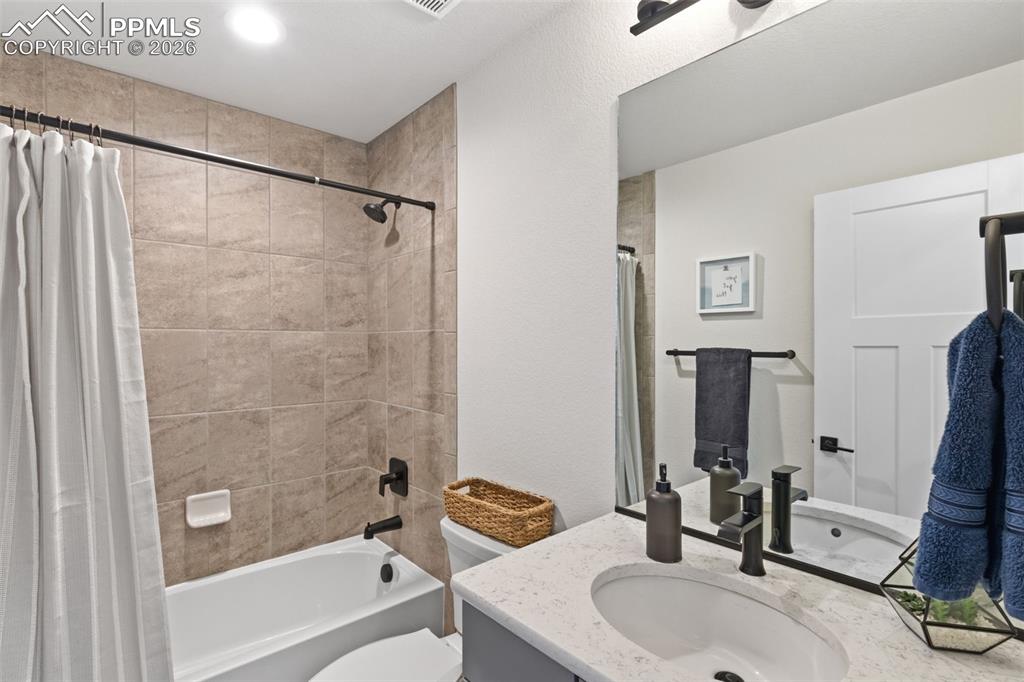 Image 22 of 47: Bathroom