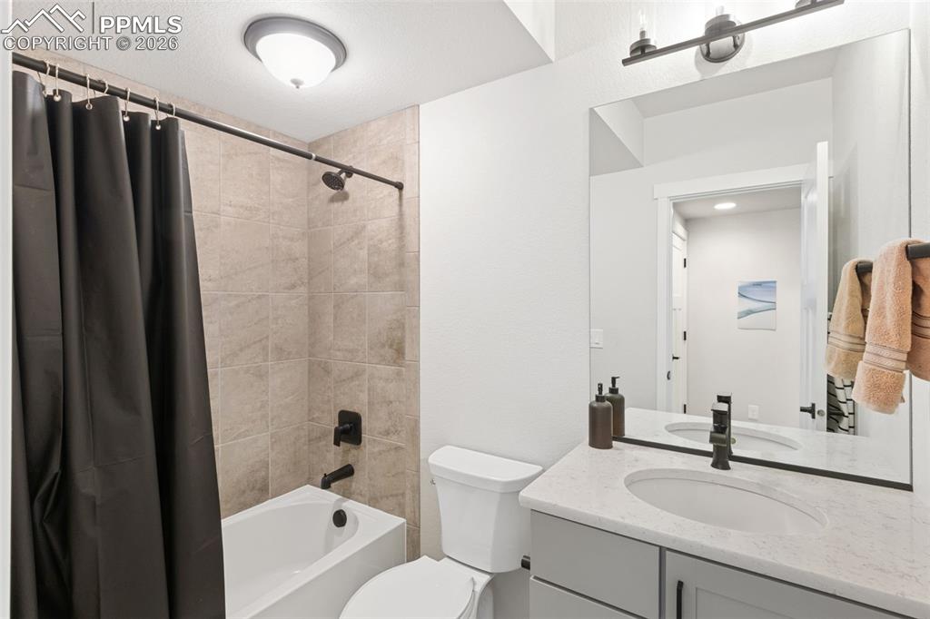 Image 39 of 47: Bathroom