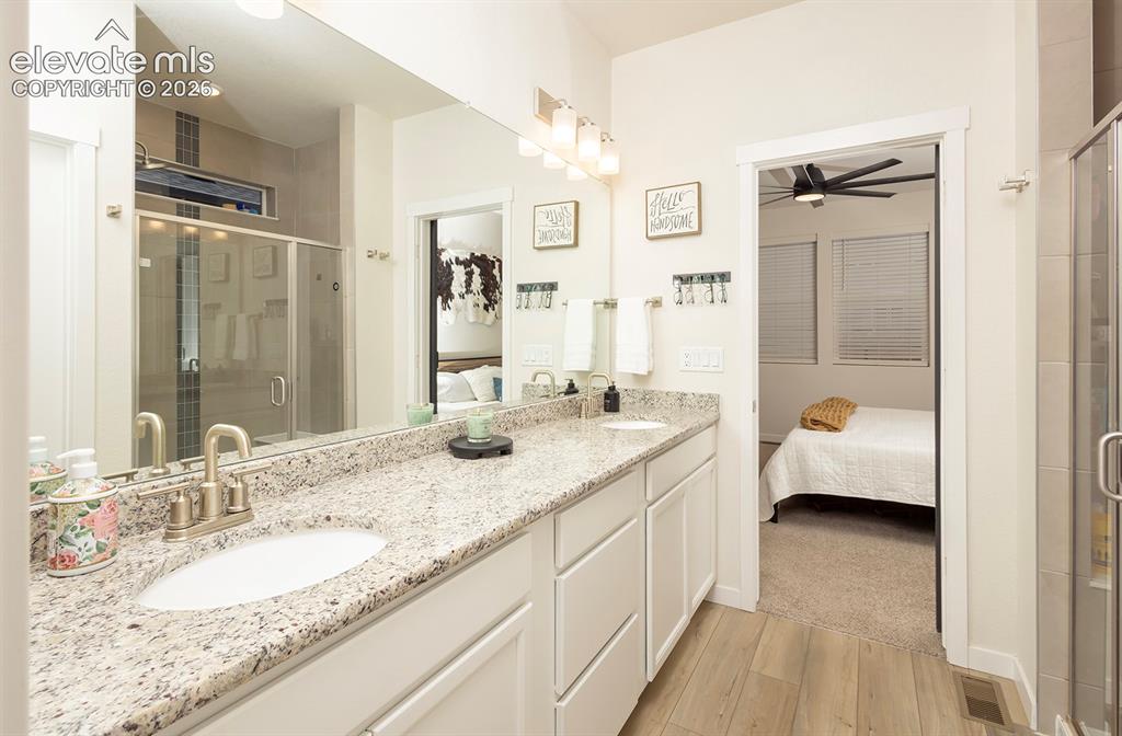 Image 17 of 34: Bathroom