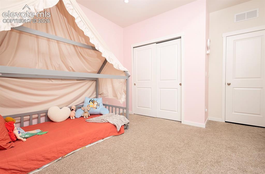 Image 19 of 34: Bedroom