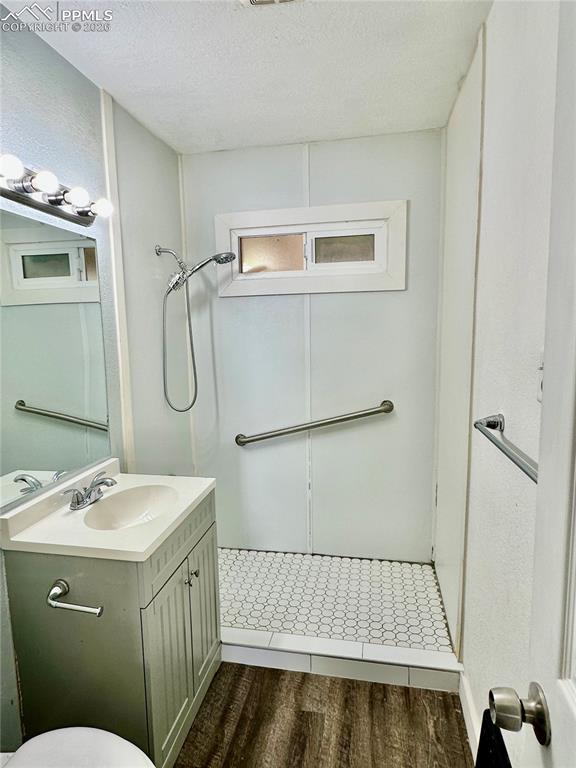 Image 12 of 16: Bathroom