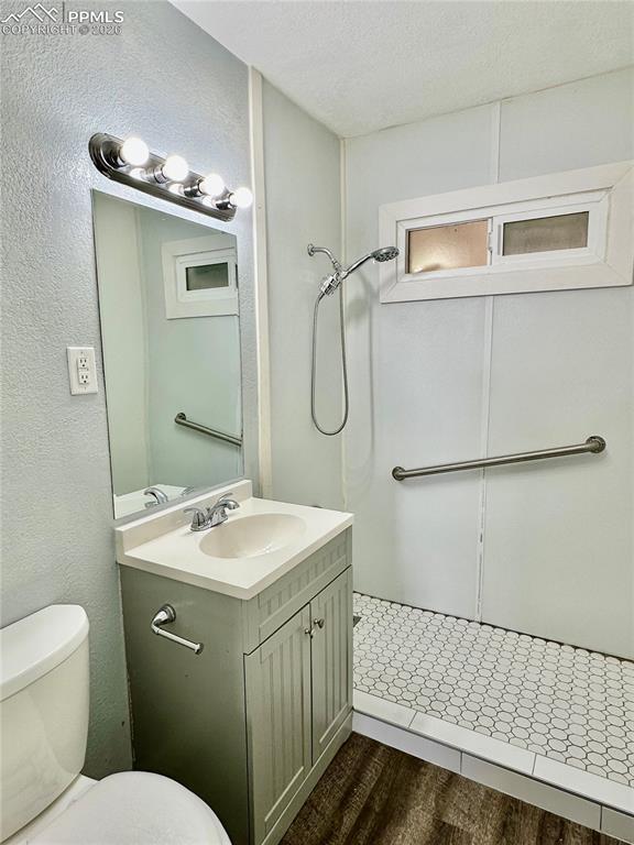 Image 13 of 16: Bathroom