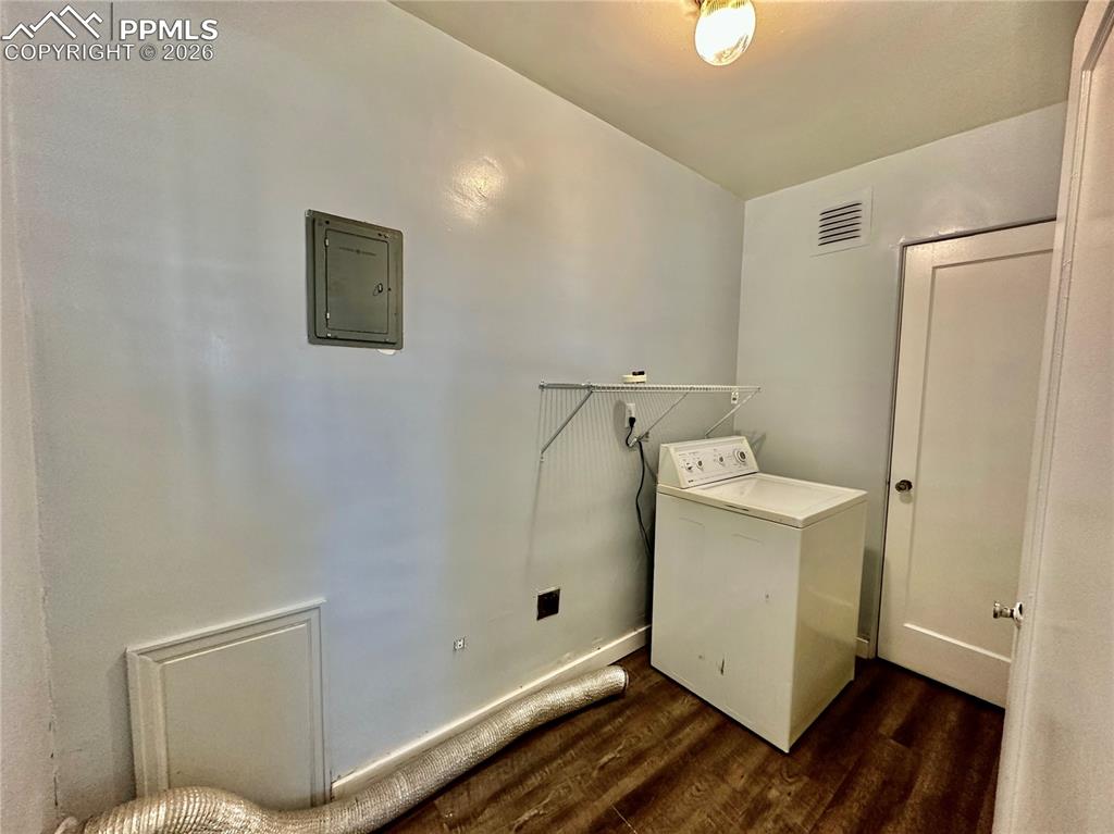 Image 14 of 16: Laundry