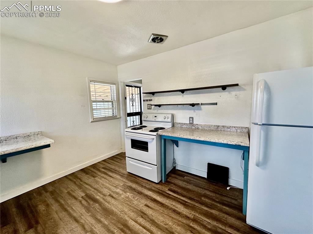 Image 7 of 16: Kitchen