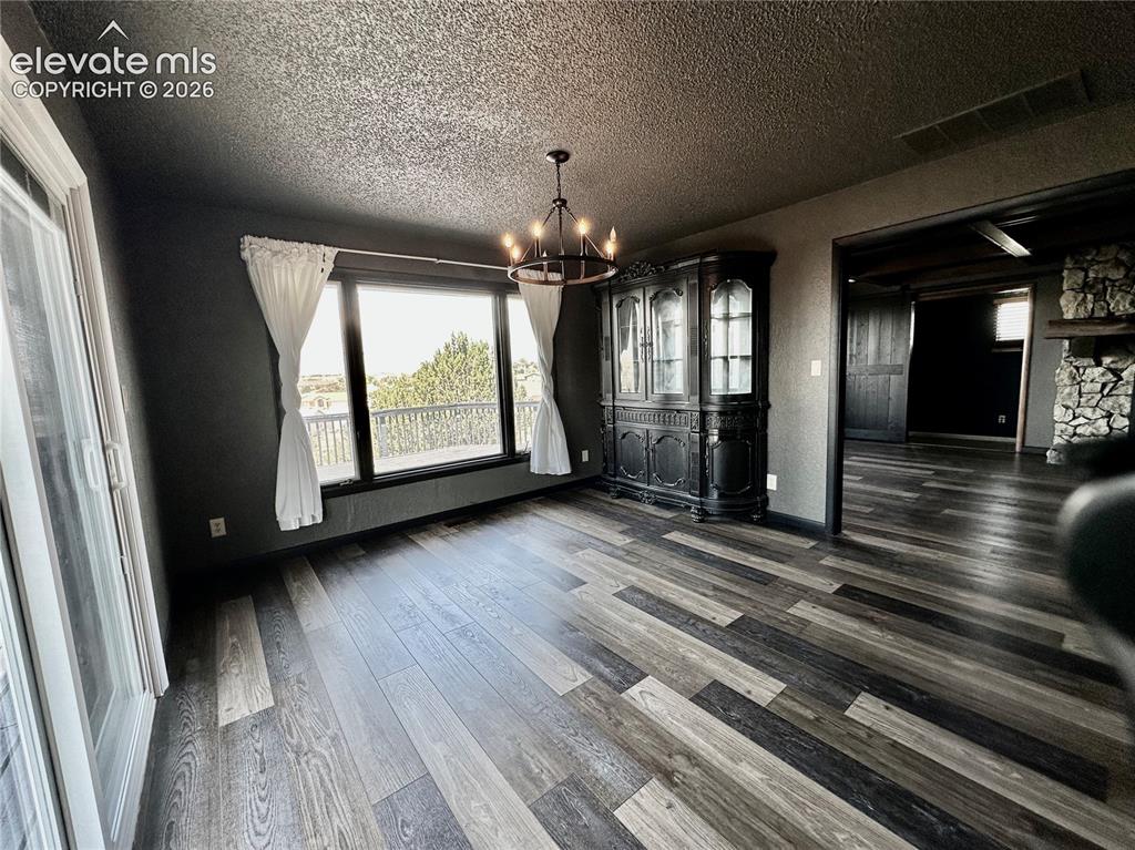Image 11 of 46: Dining Area