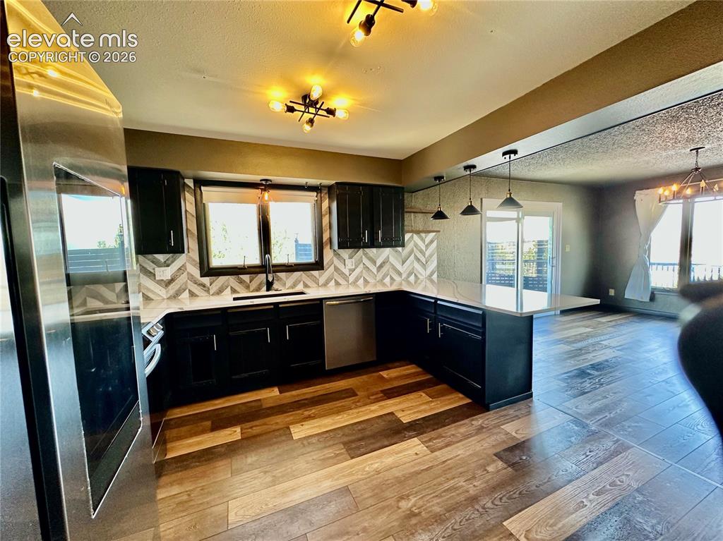 Image 15 of 46: Kitchen