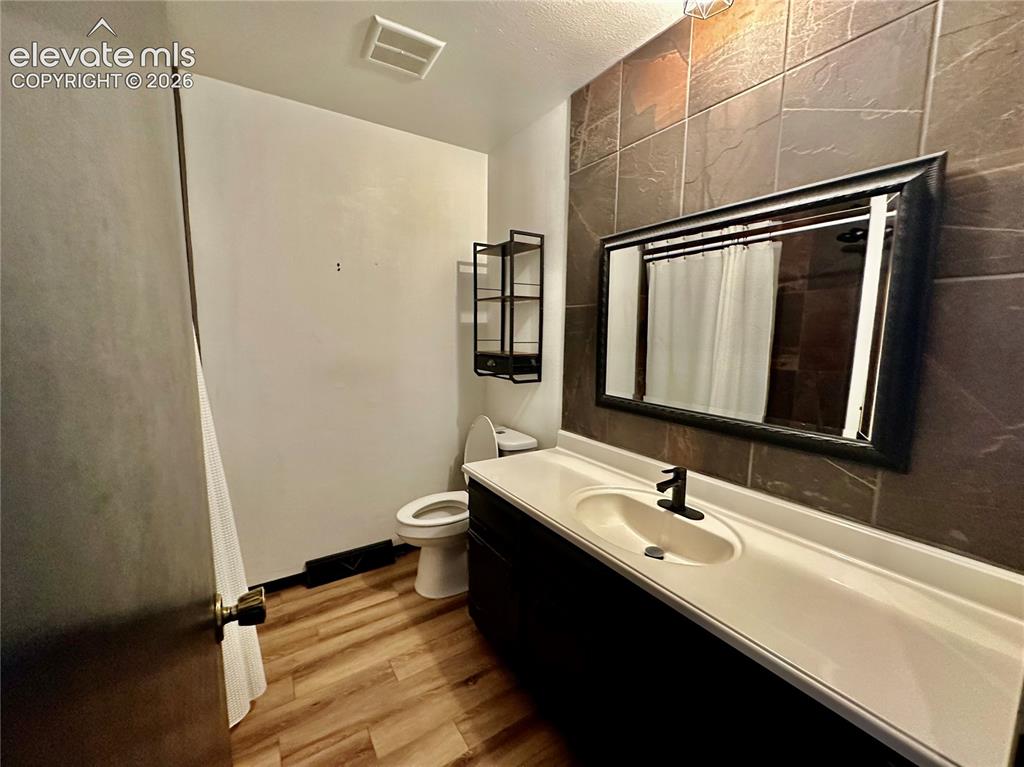 Image 16 of 46: Bathroom