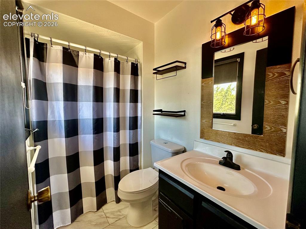 Image 19 of 46: Bathroom