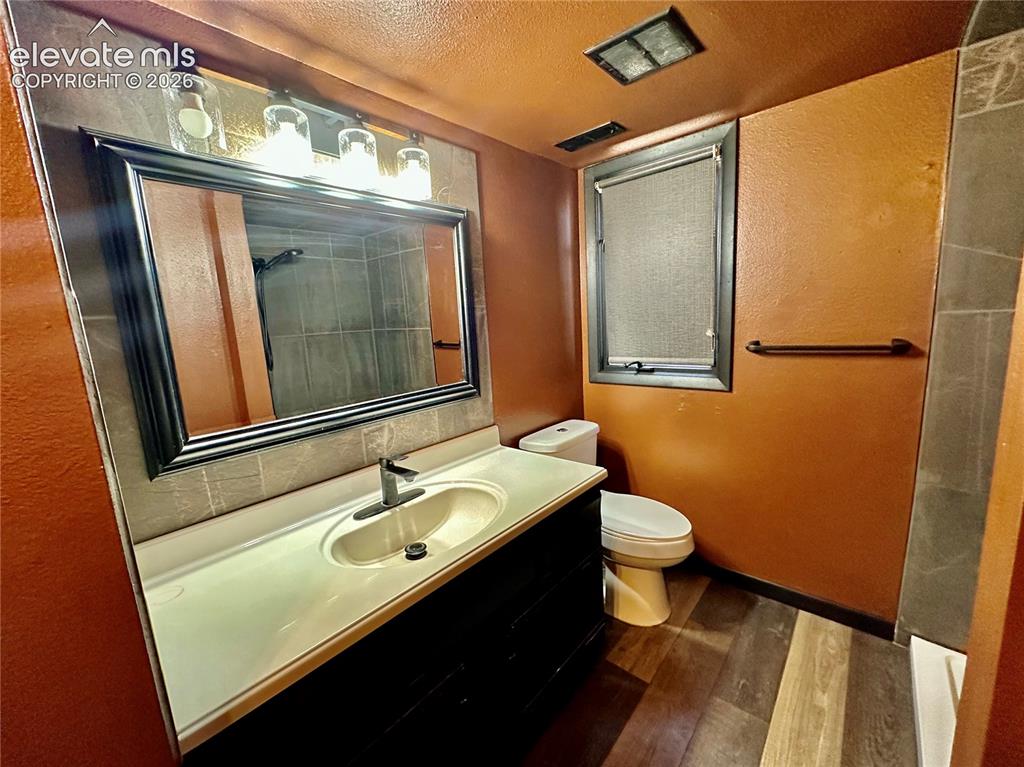Image 30 of 46: Bathroom