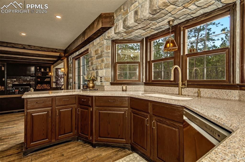 Image 10 of 32: Kitchen