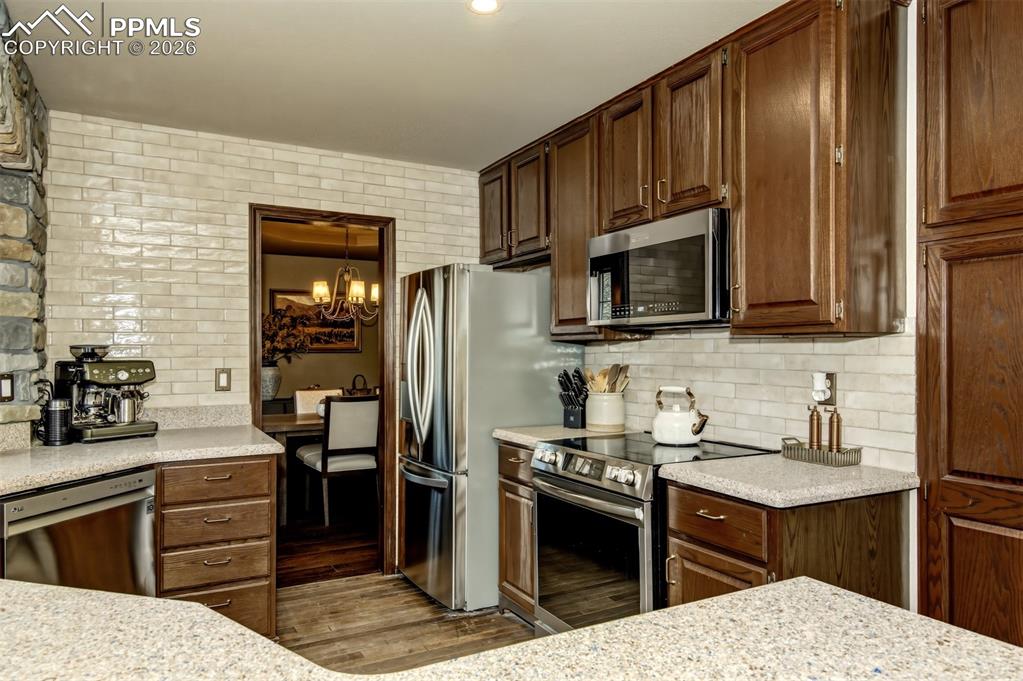 Image 11 of 32: Kitchen