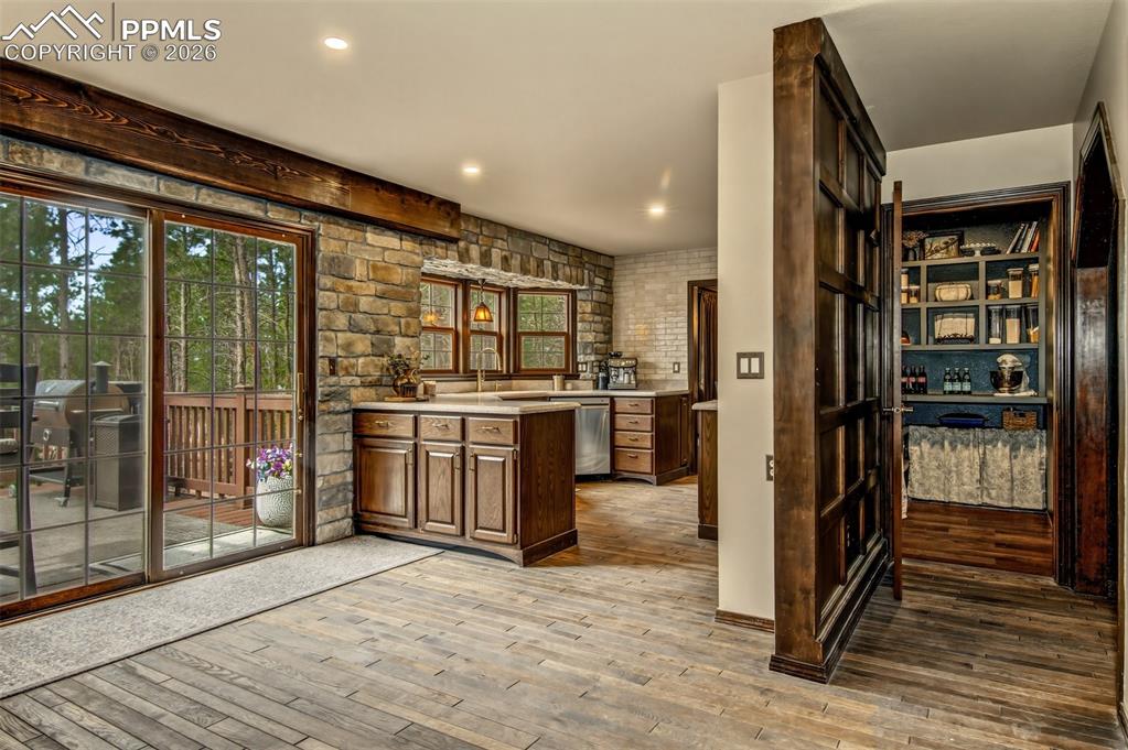 Image 12 of 32: Kitchen & Butler