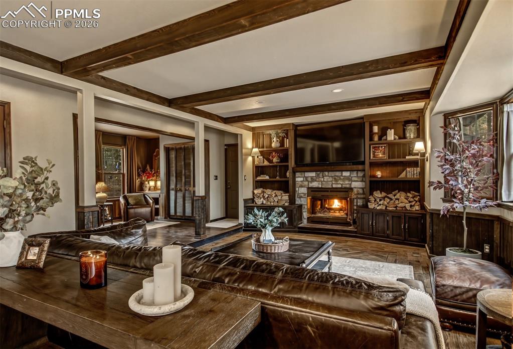 Image 14 of 32: Living Room