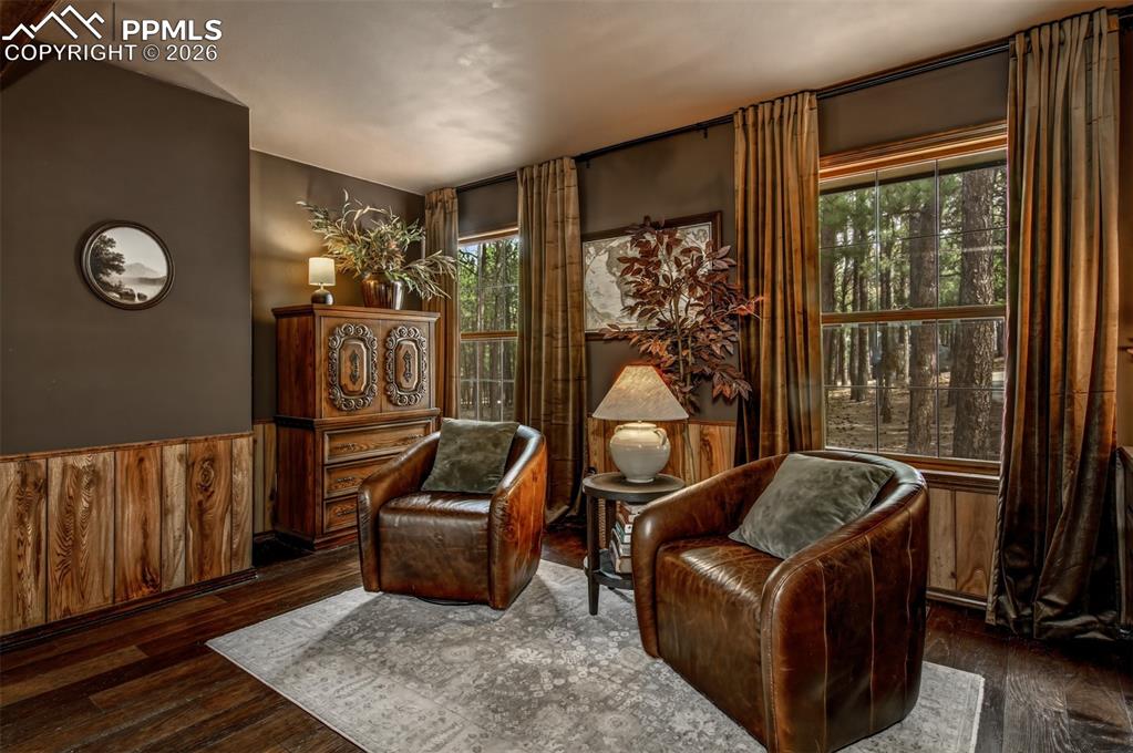 Image 17 of 32: Sitting Room