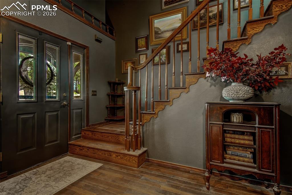 Image 6 of 32: Foyer