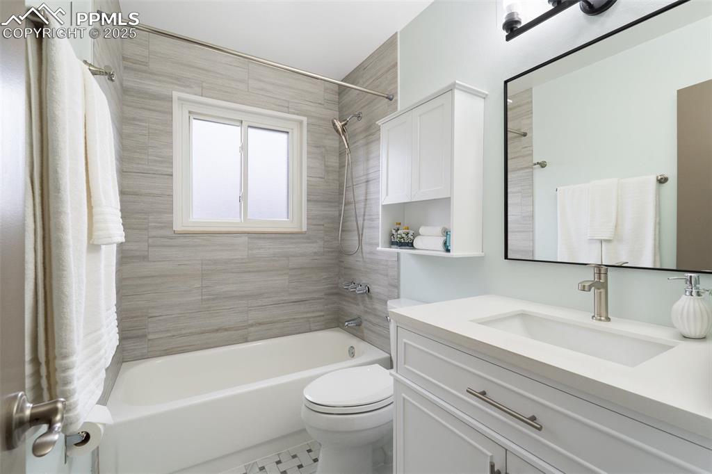 Image 19 of 50: Remodeled full bathroom serves the upper level bedrooms!