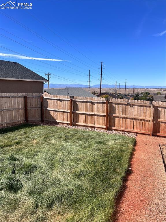 Image 30 of 34: Yard