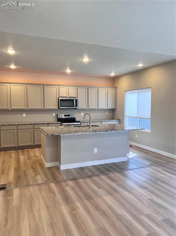 Image 4 of 34: Kitchen