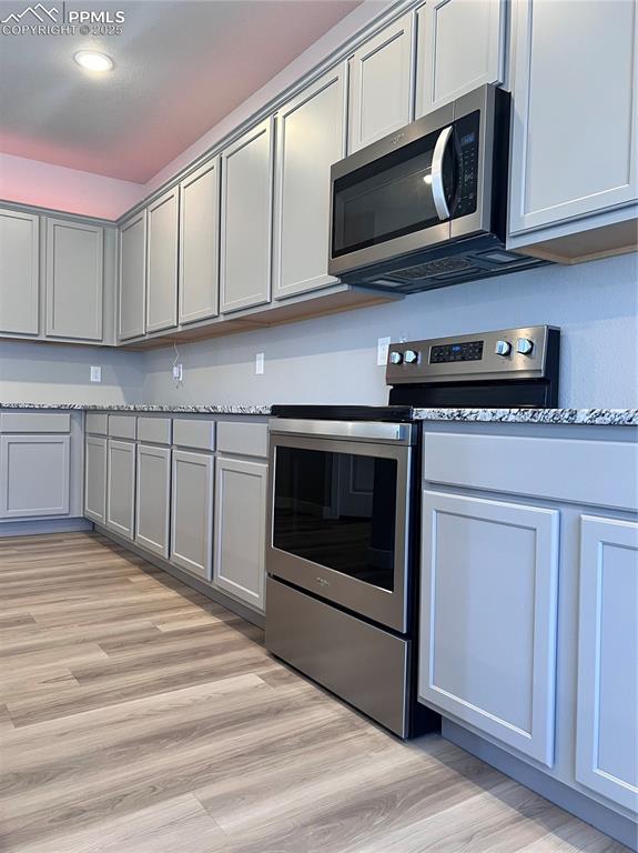 Image 7 of 34: Kitchen