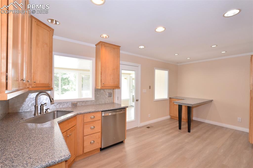 Image 11 of 50: Kitchen