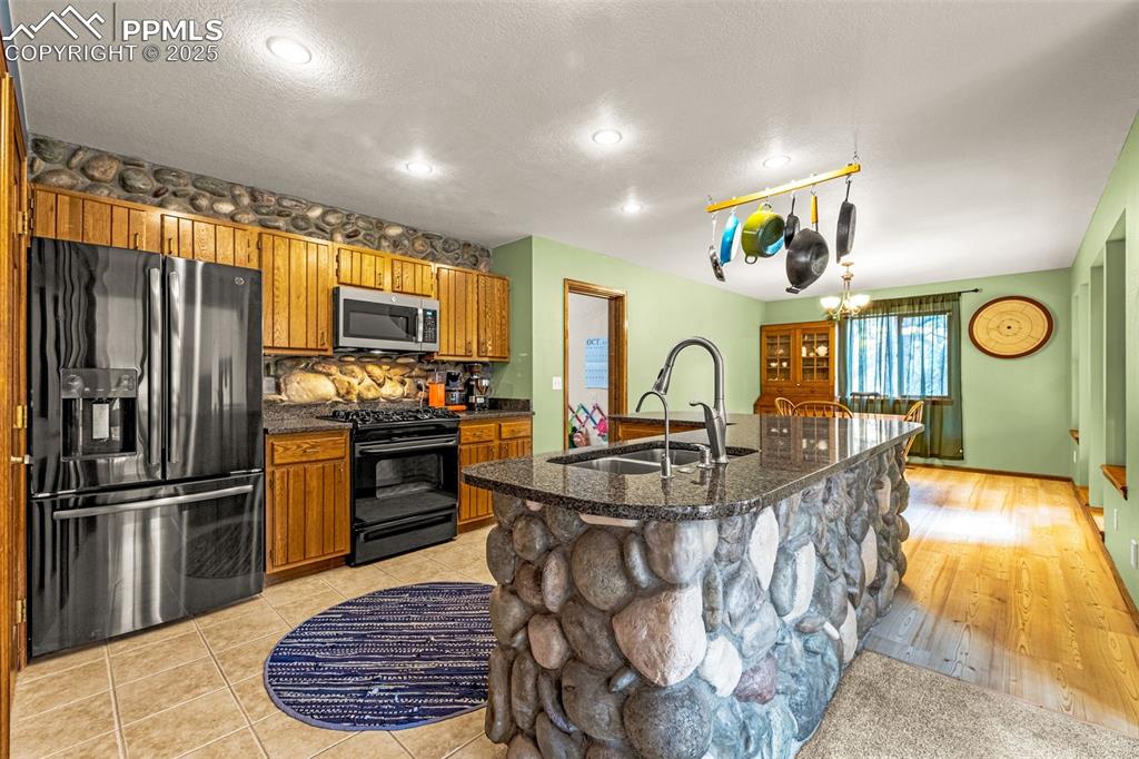 Image 13 of 37: Kitchen