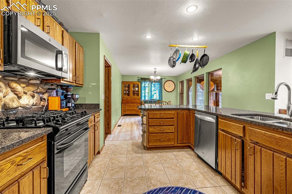 Image 14 of 37: Kitchen