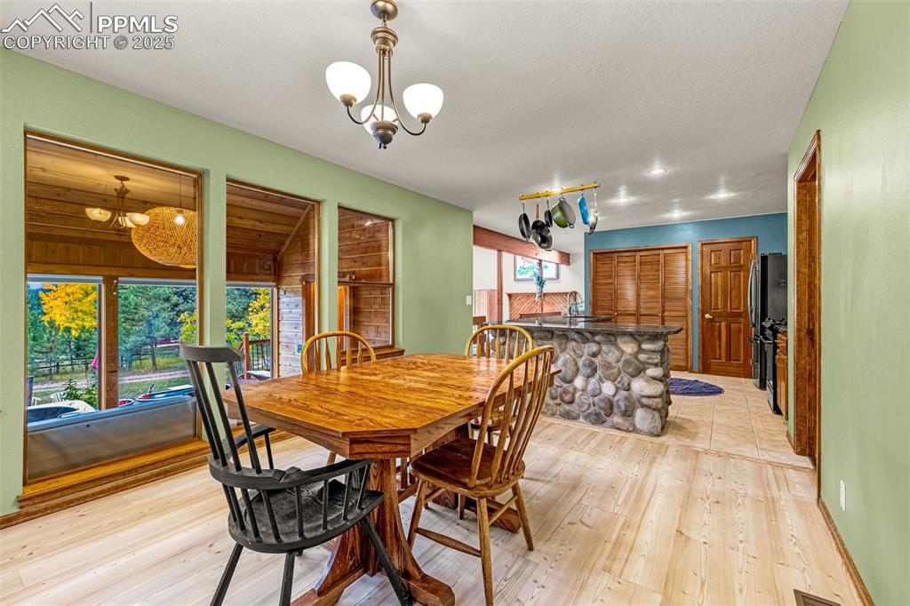 Image 15 of 37: Dining Area