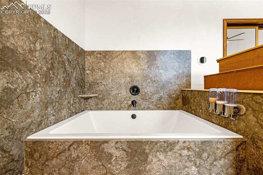 Image 23 of 37: MASTER BATH