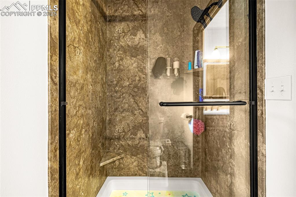 Image 26 of 37: Bathroom