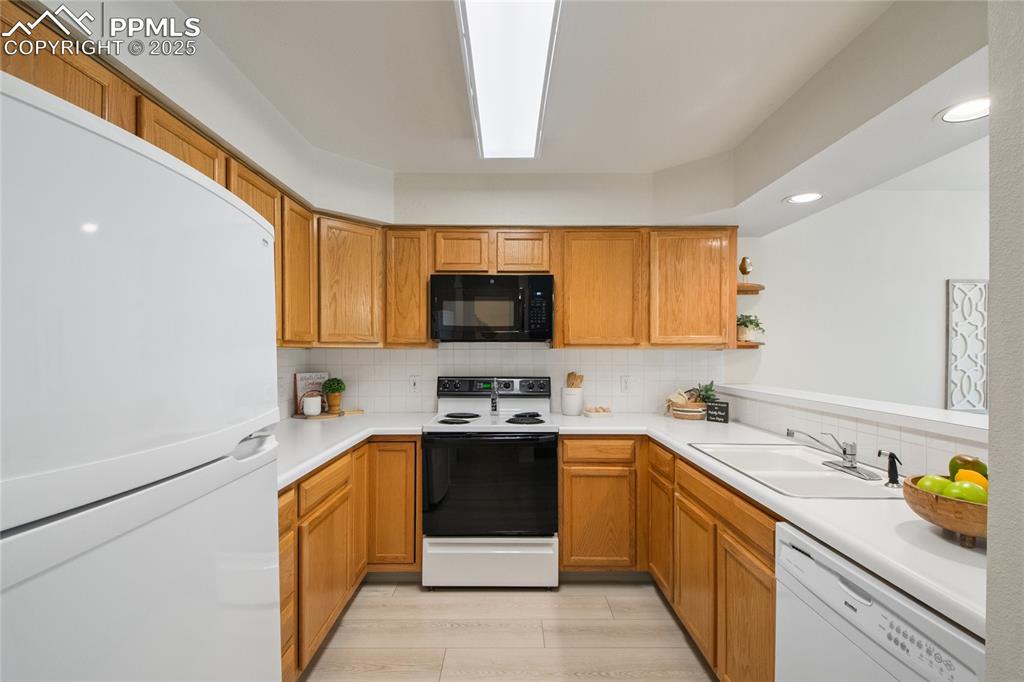Image 10 of 40: Kitchen