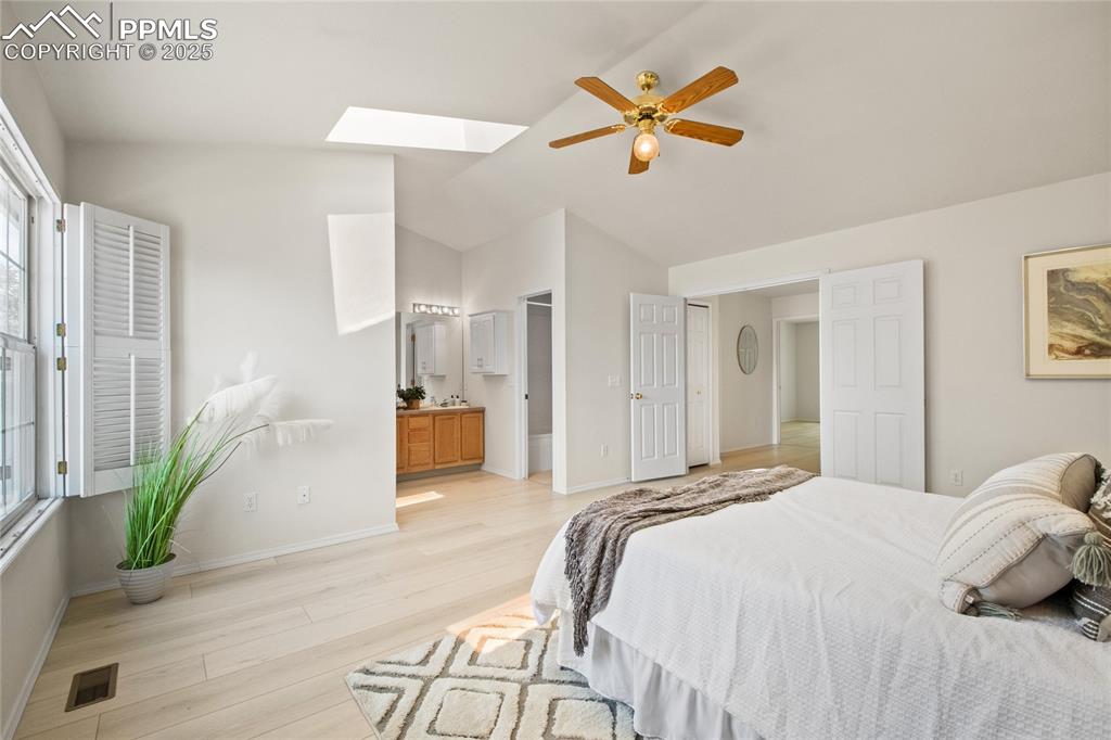 Image 17 of 40: Bedroom