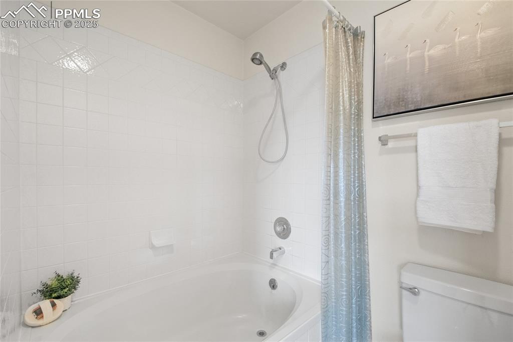 Image 19 of 40: Bathroom