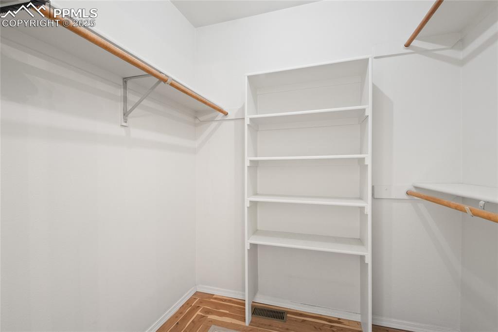 Image 20 of 40: Closet