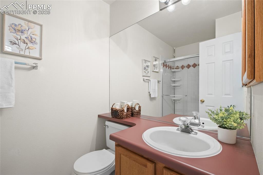 Image 23 of 40: Bathroom