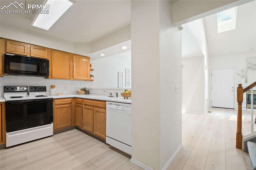 Image 9 of 40: Kitchen