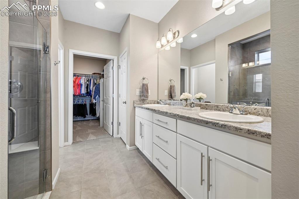 Image 16 of 47: Bathroom