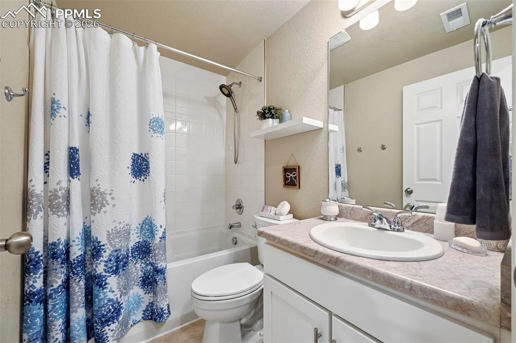 Image 28 of 47: Bathroom